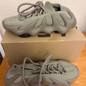 Yeezy 450 taupe color size US 6. Fit’s women size 6 1/2